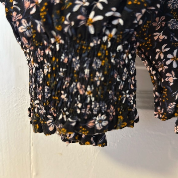 Plus size lovely floral blouse - Picture 2 of 3